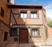 arquitectura roja y negra